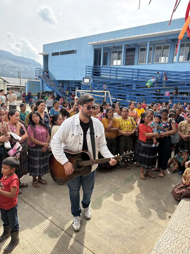 Momento de alabanza con la comunidad