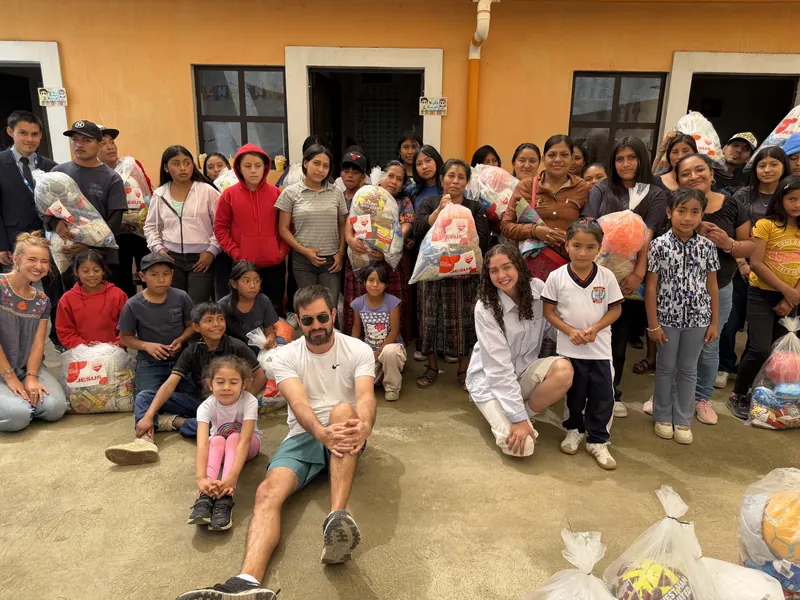 Familias de la comunidad con el equipo