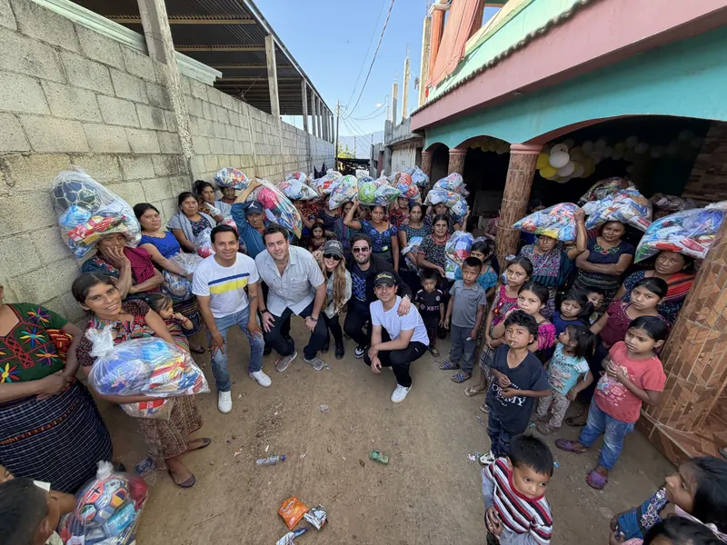 Equipo y familias reunidos con sus bolsas